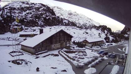 Innertkirchen: Hotel Steingletscher - Blick zur Steinalp Lodge und Giglistock