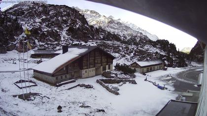 Innertkirchen: Hotel Steingletscher - Blick zur Steinalp Lodge und Giglistock