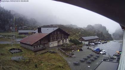 Innertkirchen: Hotel Steingletscher - Blick zur Steinalp Lodge und Giglistock