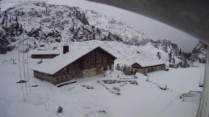 Innertkirchen: Hotel Steingletscher - Blick zur Steinalp Lodge und Giglistock