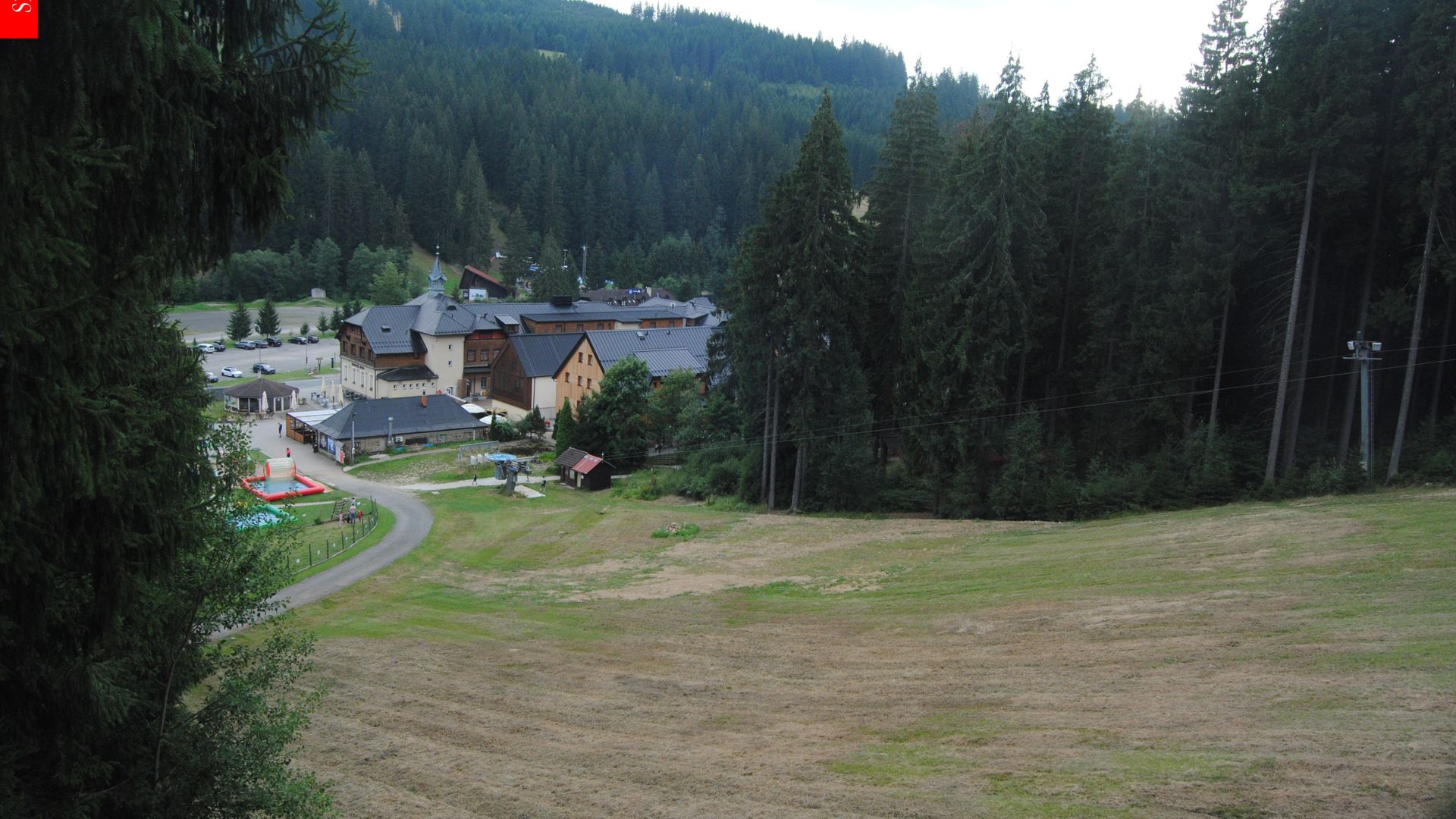 Traffic Cam Bila › South: Hotel Bauer - White Ski Resort
