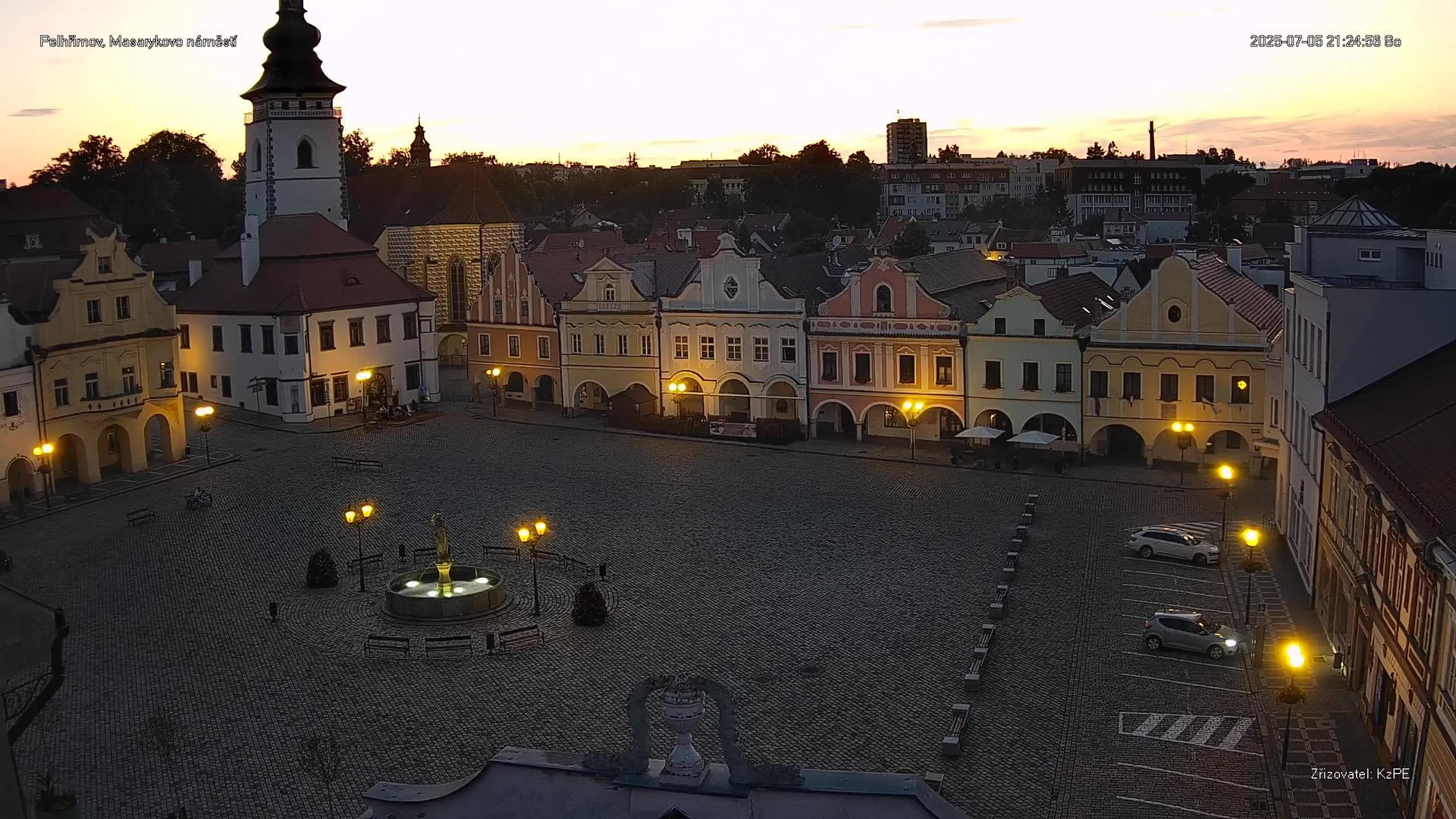 Traffic Cam Pelhrimov: Masarykovo náměstí - Šrejnarovský dům - Kostel sv. Bartoloměje