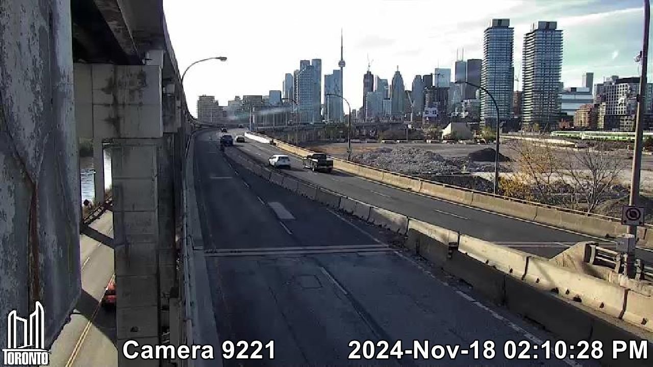 Traffic Cam Old Toronto: Gardiner Expwy near Don Valley Parkway