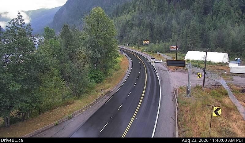 Traffic Cam Columbia-Shuswap Regional District › East: Hwy 1, 20 km west of Revelstoke, looking east