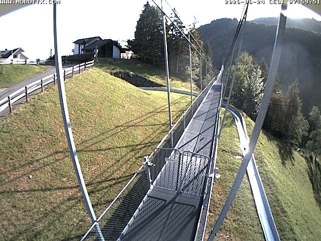 Sattel: Fussgängerhängebrücke