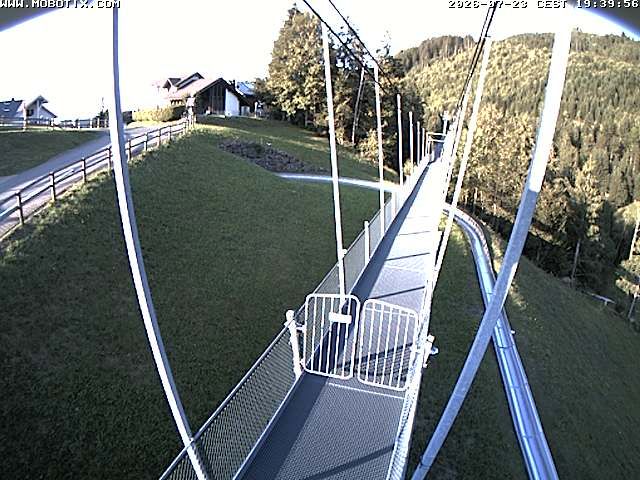 Sattel: Fussgängerhängebrücke 