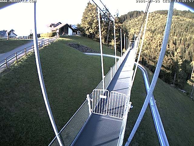 Sattel: Fussgängerhängebrücke 