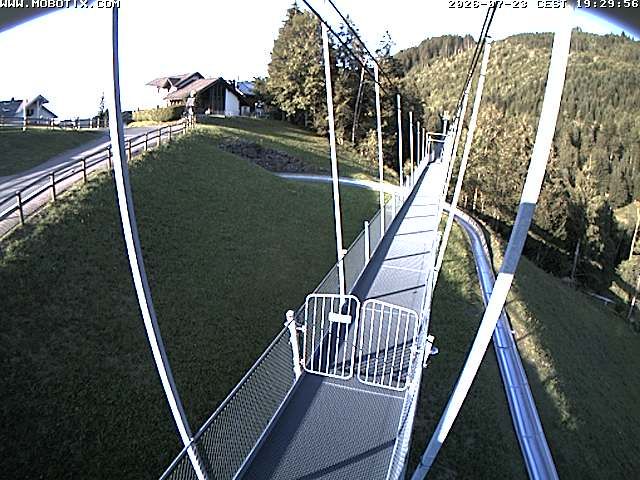 Sattel: Fussgängerhängebrücke