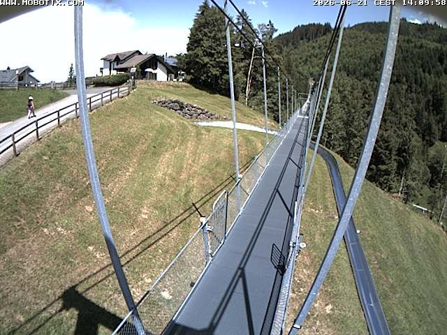 Sattel: Fussgängerhängebrücke