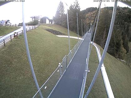 Sattel: Fussgängerhängebrücke