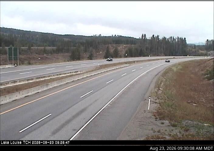 Traffic Cam Lake Louise › West: Hwy 1 west of - Overpass in - looking west