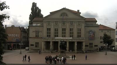 Vista de cámara web de luz diurna desde Weimar: Theaterplatz mit Goethe Schiller Denkmal