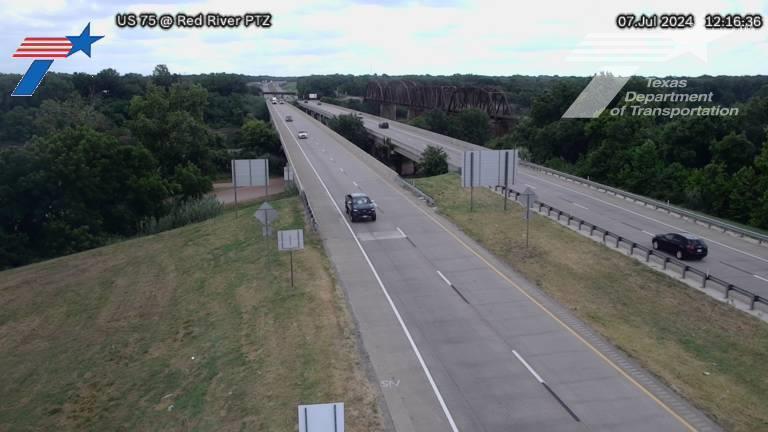 Traffic Cam Denison › North: US 75 at Red River PTZ