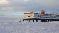 Letzte Tageslichtansicht von Neumayer Station: Icy Views in Ny Alsund, Neumayer