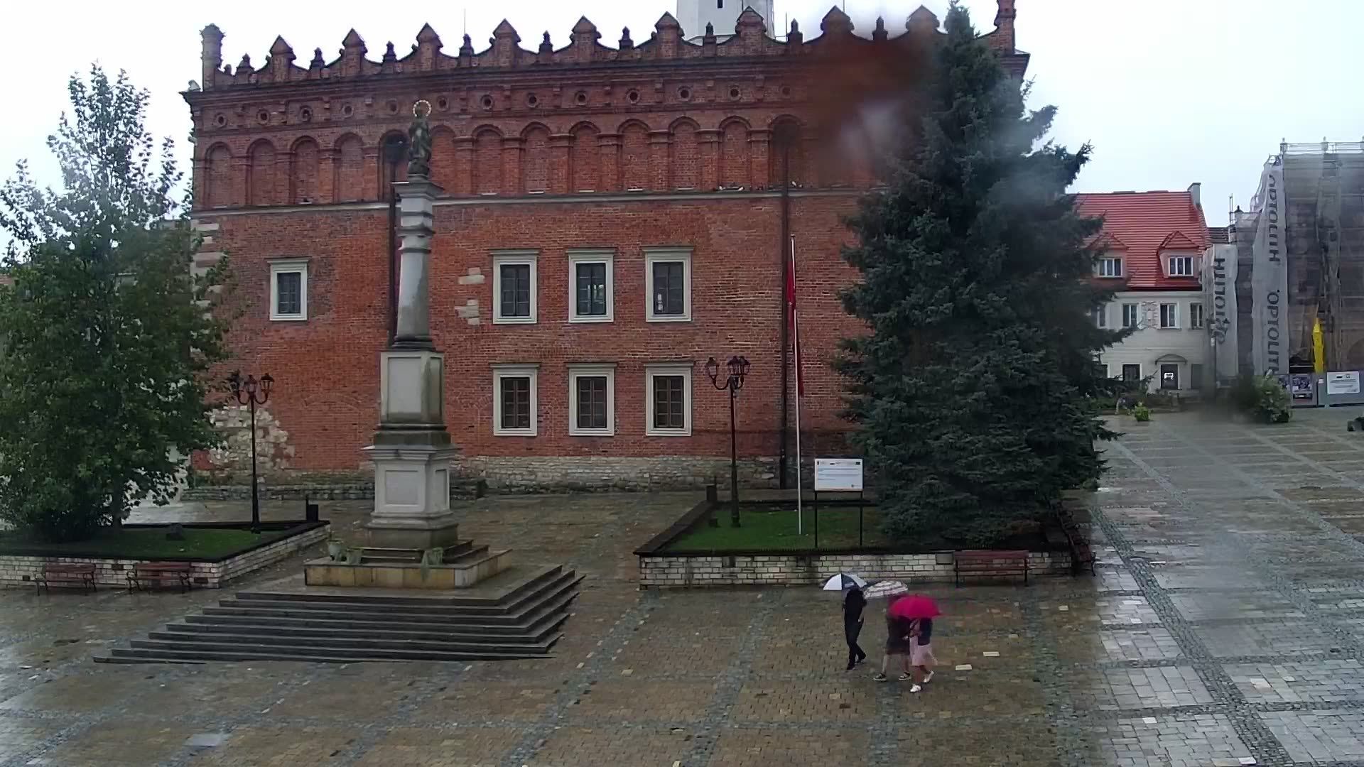 Traffic Cam Sandomierz: Rynek w Sandomierzu - widok na ratusz
