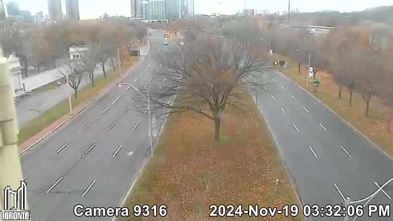 Traffic Cam Old Toronto: Lake Shore W east of Colborne Lodge Dr