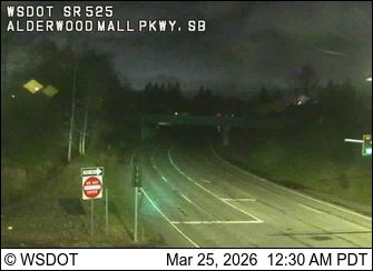 Traffic Cam Lynnwood: SR 525 at MP .5: Alderwood Mall Parkway, SB