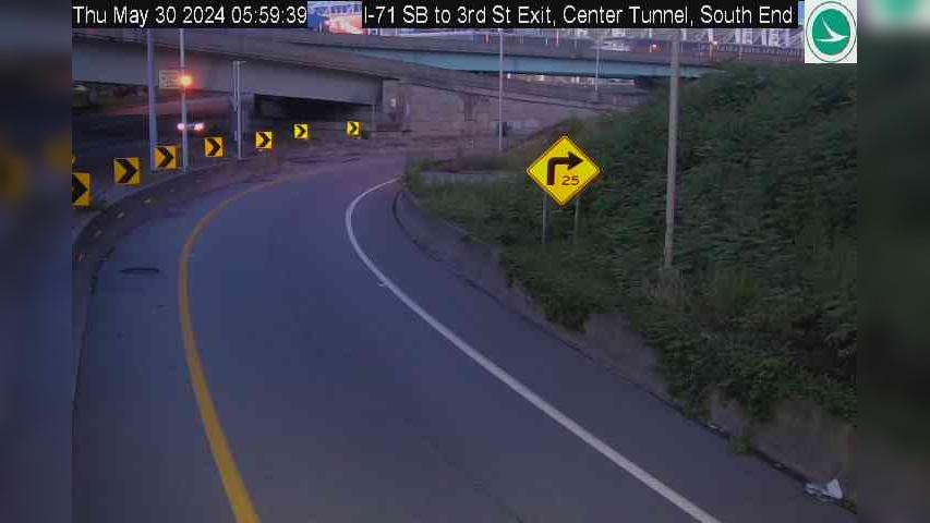 Traffic Cam Pendleton: I-71 SB to 3rd St Exit, Center Tunnel, South End