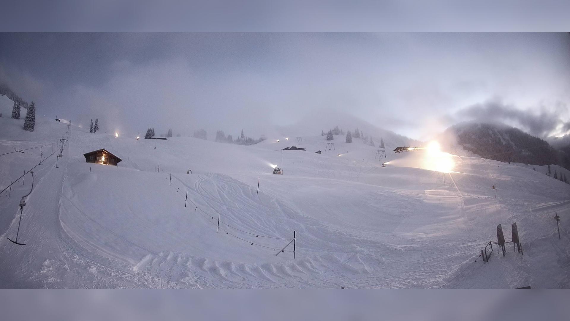 Zwischenfluh: Talstation Skilift Rösteschwend mit Blick in Richtung Wiriehorn Webcam
