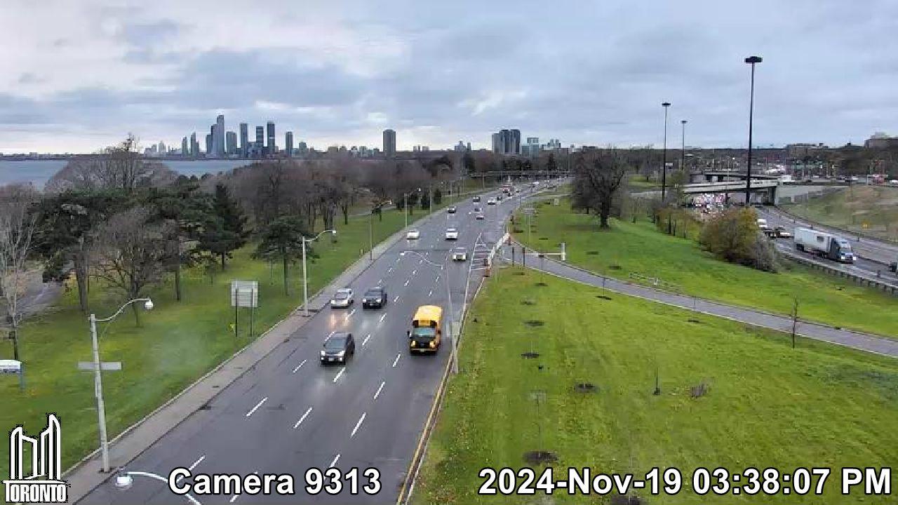 Traffic Cam Old Toronto: Lake Shore W west of British Columbia Rd