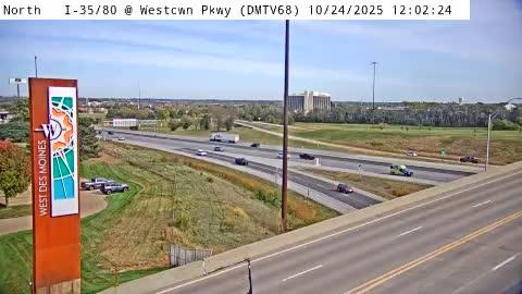 Traffic Cam West Des Moines: DM - I-35/80 @ Westown Pkwy (68)