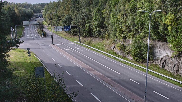 Traffic Cam Espoo: Tie 102 - Karapellontie - Kehä II