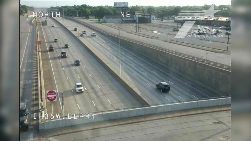 Traffic Cam Fort Worth › North: I-35W @ Berry