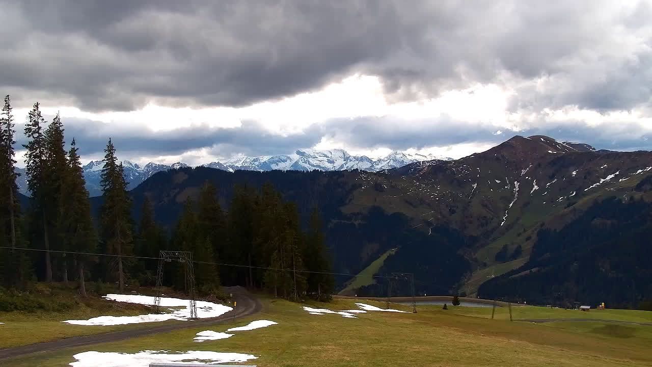 Traffic Cam Dienten am Hochkonig: Livespotting - Webcam an der Bergstation Bürglalmbahn mit Bergpanorama