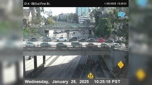 Traffic Cam Cortez Hill › South: C014) I-5 : First Avenue