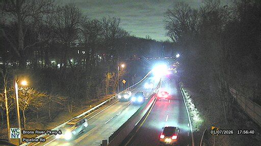 Traffic Cam Greenville › South: Bronx River Parkway at Pipeline Road