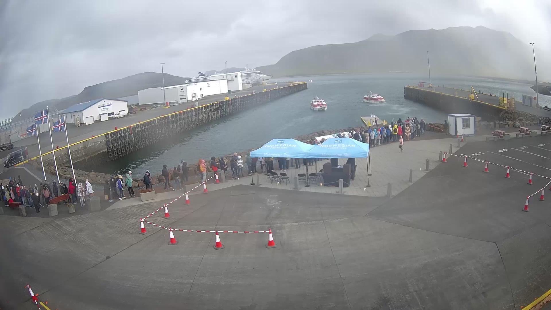 Grundarfjörður during daytime Grundarfjörður during daytime