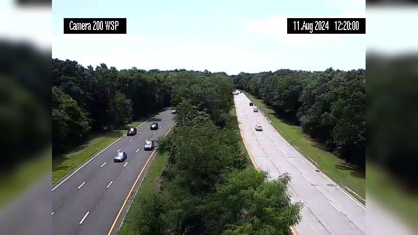 Traffic Cam Wantagh › North: WSP Exits W05-W04 South of the Pedestrian Bridge