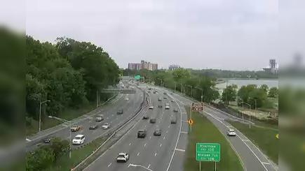 Traffic Cam New York › West: 907M at 69th Road